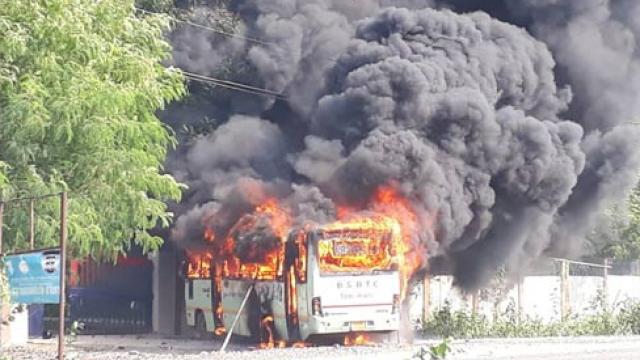 मगध विश्चविद्यालय: प्रश्नपत्र ले जानी वाली गाड़ी में तोड़फोड़, बस में लगाई आग