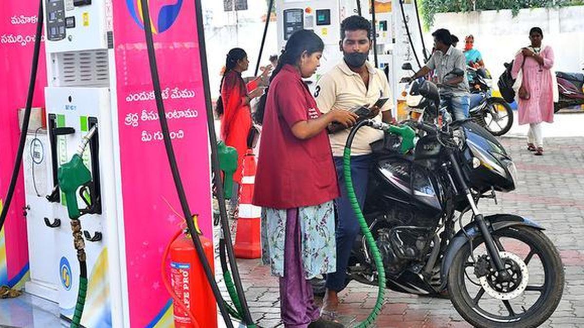 LPG crisis updates LIVE: Panic buying hits TN as commuters rush to stockpile fuel amid shortage fears